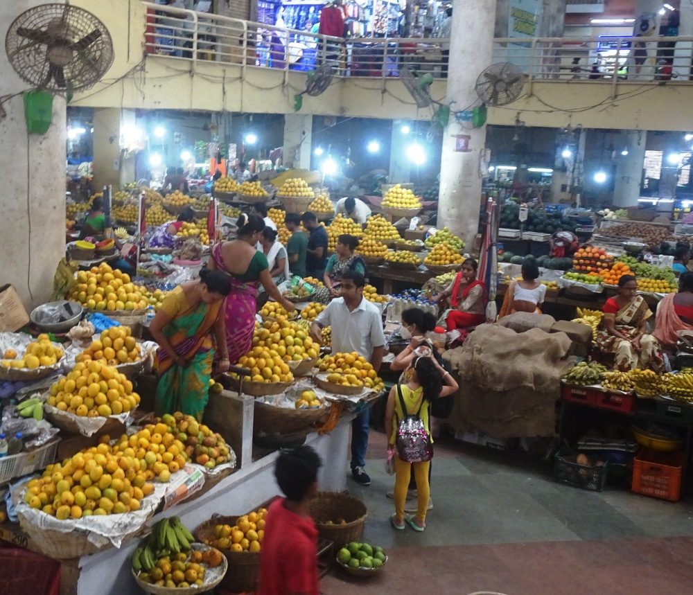 market with mango variety